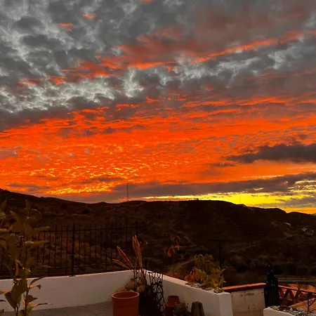 Rojo - An With Shared Pool & Hot Tub With Stunning Views In
